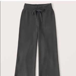 Abercrombie & Fitch Wide Leg Cropped Sweater Pants
in Dark Grey